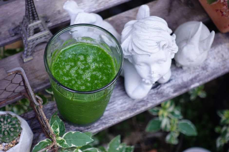 Green smoothie and fresh ingredients